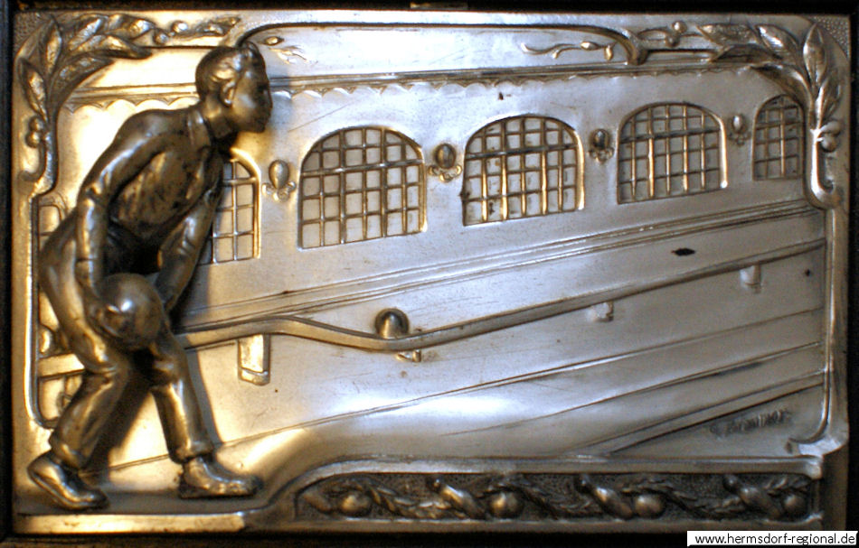 Reliefbild in der Gesamtgröße 30 X 24 cm, mit Metallrelief 17 X 12 cm. Darstellung eines Keglers. Gefertigt zum 20 jährigen Jubiläum. Daraus ist zu sehen, das der Kegelklub "Jungblut" am 08.04.1919 gegründet wurde.